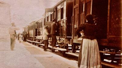 Tren destino Reus en la estación de la calle del Mar. foto: Colección r. vidal