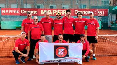 El equipo del Tennis Tarragona y algunos directivos en Murcia. FOTO: CTT