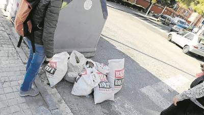 En el caso de estos sacos fuera del contenedor no se ha dado con el origen de los residuos, pero se denunciará a la empresa que vende los sacos por publicidad en la vía pública.&nbsp;&nbsp;FOTO: Pere Ferré