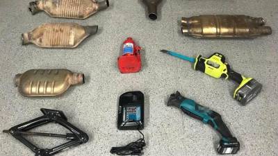 Catalizadores y herramientas usadas para su robo. FOTO: Mossos d'Esquadra