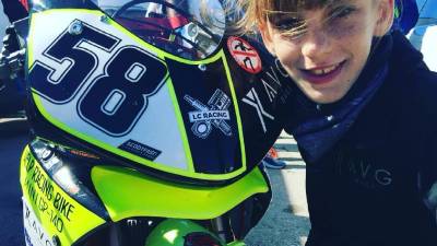 Paola siempre luce el dorsal 58 en su moto en homenaje a Marco Simoncelli. 