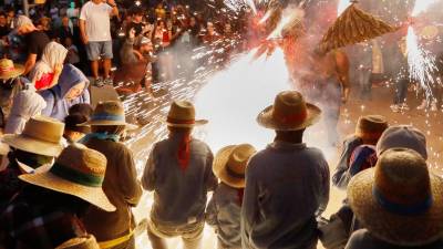 Muchos valientes se pusieron debajo del fuego a bailar y saltar. Foto: Pere Ferré
