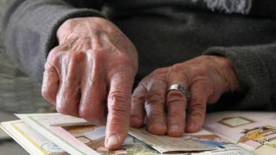 La il·lustradora, creadora de ‘Les Tres Bessones’, Roser Capdevila mostrant un dels seus exemplars. Foto: ACN