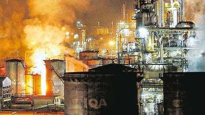Imagen de la explosión mortal del 14 de enero del 2020 en la planta de derivados de Iqoxe. Foto: Pere Ferré/ DT