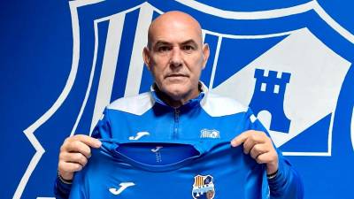Carlos Ríos posa con la camiseta de la UE Rapitenca tras cerrarse su fichaje como nuevo técnico del equipo ebrense. foto: ue rapitenca