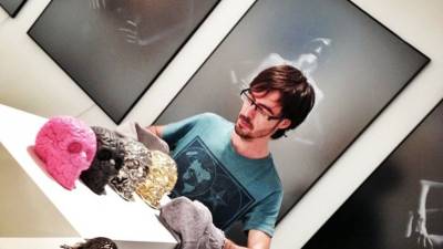 Emilio García prepara una de las exposiciones con cerebros calavera y el 'Jumping brain'. FOTO: Cedida