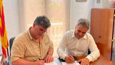 Signatura de l’acord entre ERC i PSC a Móra la Nova. Foto: Cedida