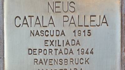 La placa en Els&nbsp;Guiaments que rinde homenaje a Neus&nbsp;Catal&agrave;.
