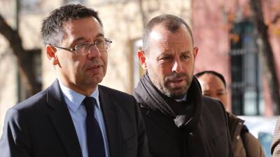 Los expresidentes del Barça, Josep María Bartomeu (i), y su antecesor, Sandro Rosell (d). Foto: EFE