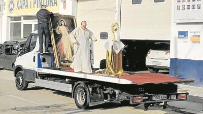 El pasado Jueves Santo el cura procesion&oacute; con una camioneta para orar por el Sant&iacute;simo por las calles de Deltebre. FOTO: Twitter