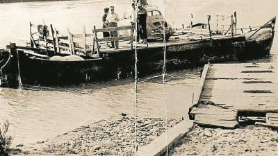 Un antic Beetle a bord del pas de barca de Miravet, als anys 50. FOTO: Arxiu de Miravet