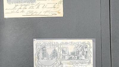 Els objectes més antics de l’exposició són aquestes postals del 1900 i 1904. FOTO: J.G.