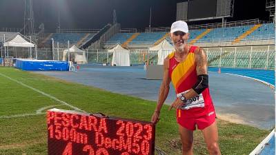 Juan Carlos Herrera con el tiempo logrado en la prueba de 1.500 metros. Foto: Cedida