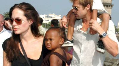 Fotografía de 2006 de Angelina Jolie con su hija Zahara y el actor estadounidense Brad Pitt junto a su hijo Maddox. Foto: efe