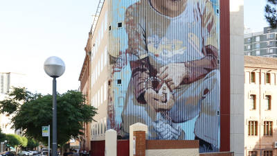 Una gran mural en la fachada del Espai Jove Kesse. Foto: Pere Ferr&eacute;