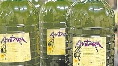 Botellas de aceite de la marca Antara. Foto: Fabian&nbsp;Acidres.