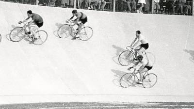 Ciclistes al velòdrom de Tortosa, el 1953.&nbsp;FOTO: FONS DAUFÍ/ACBE