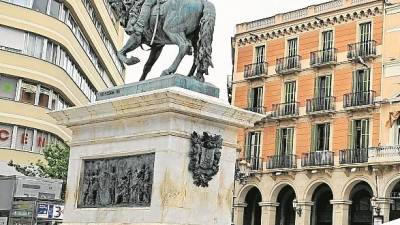 El front porticat i el monument al general Joan Prim. FOTO: A. González