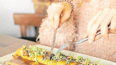 Los canelones del Lola BIstro, reversionados por el chef David Amor&oacute;s, son de pato con ceps y foie. Foto: Entaulats