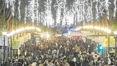 La Rambla de Tarragona luce desde ayer la decoraci&oacute;n navide&ntilde;a. FOTO: Pere Ferr&eacute;