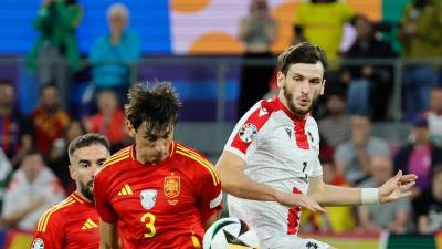 Instante en el que Le Normand se marca gol en propia. FOTO: efe