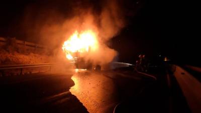 El camión ardiendo en llamas. Foto: Bombers de la Generalitat