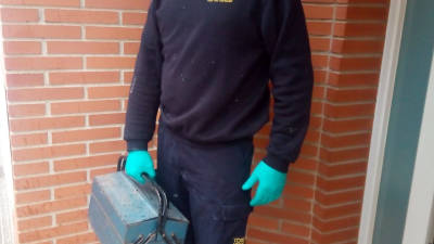 El fontanero y electricista de Cambrils Josep Lluís Castelleví, en un servicio durante estos días. FOTO: DT