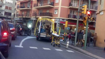 El personal sanitario atendiendo a la mujer caída en la confluencia de las calles Ramón y Cajal y Jaume I. Foto: DT