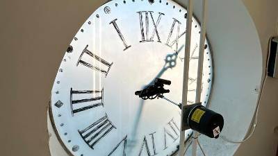 La esfera del reloj desde el interior del edificio.