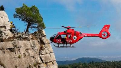 El helicóptero del SEM y una ambulancia esperando para recoger al paciente. Foto: Roberto Grino