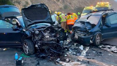 Imagen del estado en que han quedado los coches tras el accidente en la C-12. Foto: Bombers