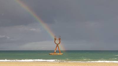 Imagen del arcoiris en la playa de Torredembarra. DT