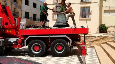 Retirada de les campanes per ser restaurades. foto:aj. riba-roja d’ebre