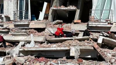 Kiko Baltrons, de K9 de Creixell, en uno de los edificios derrumbados en el barrio de Kahramanmaras, a las afueras de Hatay. FOTO: K9 Creixell