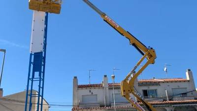 Las letras se han rfetirado para repararlas. FOTO: MOVIMENT VEÏNAL