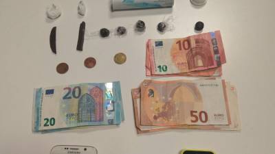 Objetos decomisados al presunto vendedor de droga en Torrodembarra