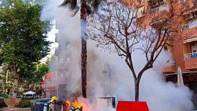Bomberos apagando un contenedor ardiendo, el pasado viernes en la avenida de Jaume I de Reus. FOTO: Ayuntamiento de Reus