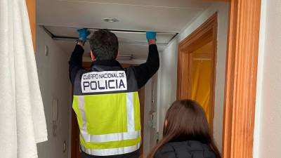 Registro en el domicilio del acusado en Madrid. FOTO: CNP
