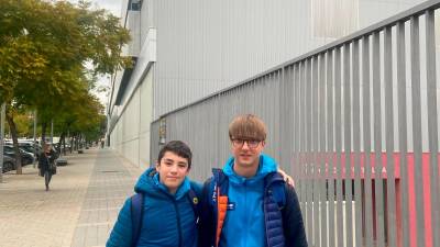 Julen Alejandro y Aleix Belmonte, tras un entrenamiento con el Barça de balonmano. Foto: cedida