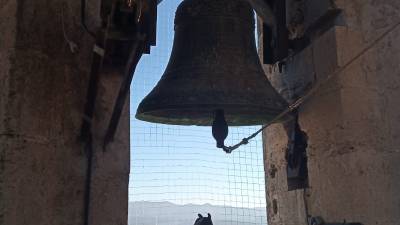 Una de las aperturas ya protegida con la malla. FOTO: CAMPANERS DE L'ARBOÇ.
