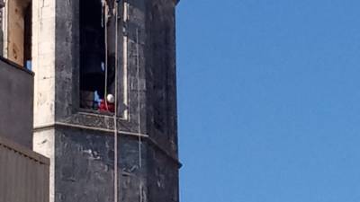 Trabajos de colocación de la malla. FOTO: CAMPANERS L'ARBOÇ
