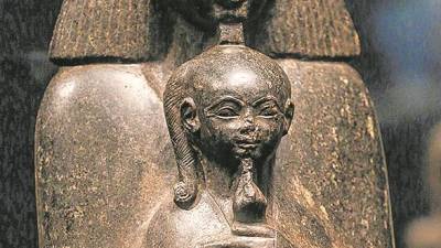 Estatua del funcionario de la corte Senenmut con la princesa Neferure en el reinado de Hatshepsut. Pere Ferr&eacute;