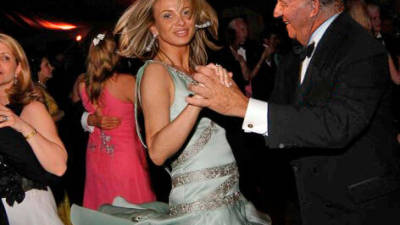 Imagen de Corina Larsen y Juan Carlos bailando. FOTO: EXTRACONFIDENCIAL.COM