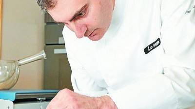 Jordi Guillem, del restaurante Lo Mam de Segur de Calafell se ha especializado en el empleo de los gases en la cocina. Foto: Lluis Camell