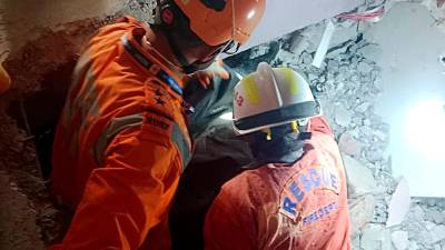 Imagen de los servicios de emergencia trabajando en la zona del terremoto en Birmania. Foto: EFE