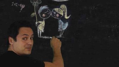 El artista tarraconense dibujando la portada de su nuevo trabajo, 'Besarse de risa'. Foto: Cedida