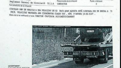 La propia imagen que captó el radar mostraba al vehículo sancionado por exceso de velocidad encima de la grúa. Foto: DT