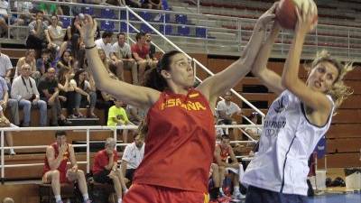 La jugadora tarraconense Esther Farré captura un rebote ante una rival de la selección española. Foto: Pere Ferré