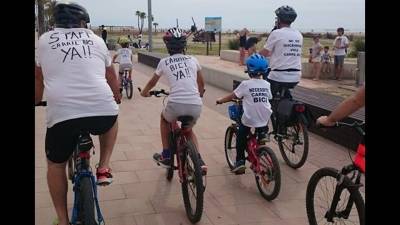 El pasado verano ya hubo una marcha para reclamar un carril bici en las playas.