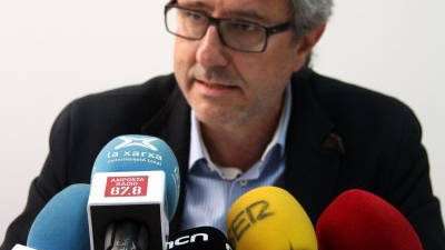 L'alcalde d'Amposta, Manel Ferré, durant la roda de premsa d'aquest dilluns. Foto: ACN